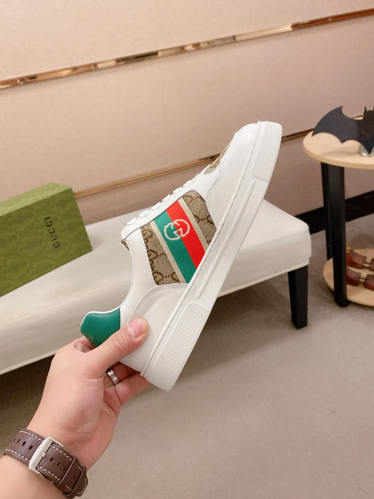 Men's shoes💰 440💰The new GUCCI (Gucci) counters are launched simultaneously. The new men's shoes, 😘fabrics are selected from imported cowhide, and the lining is sheepskin lining. 👍🏿 High-end ☄️ air-cushion molded anti-slip rubber outsole, exquisite lines, simple and elegant, comfortable and high-end for leisure travel. Code number: 38 to 44 (45 can be customized and cannot be returned or exchanged)